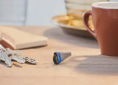 un apparecchio acustico su un tavolo di legno